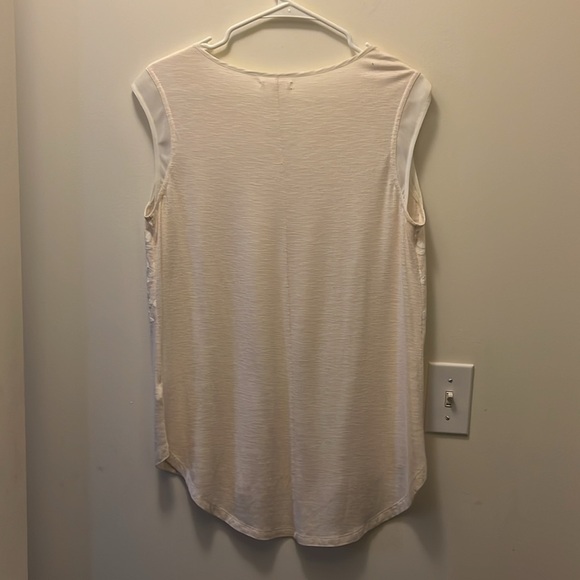 Maurice’s white with floral detail sleeveless top Size Medium - Picture 6 of 8